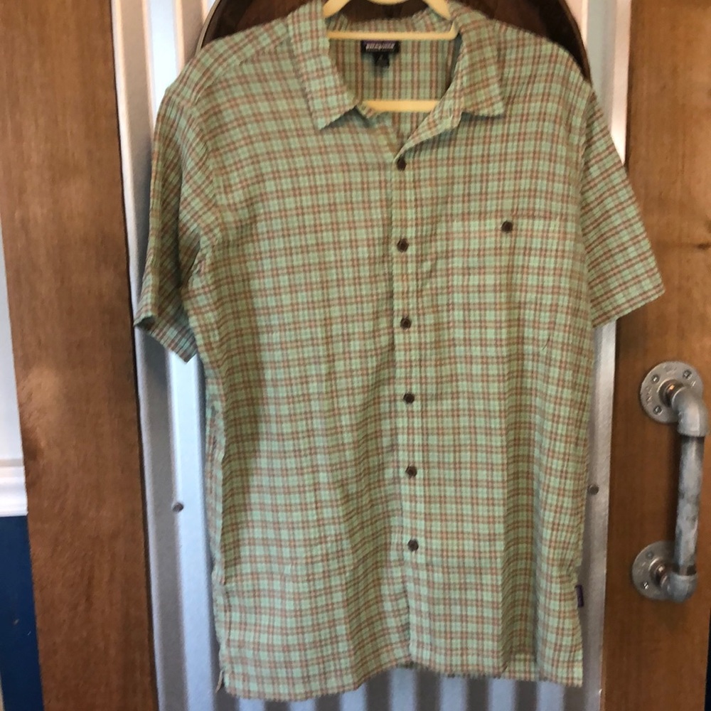 Patagonia Mens Med .Short sleeve Button Up Shirt